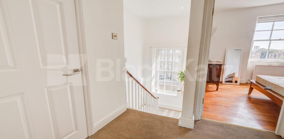 Wonderful spacious split level three bed within a period house in Camden. Camden Street, Camden